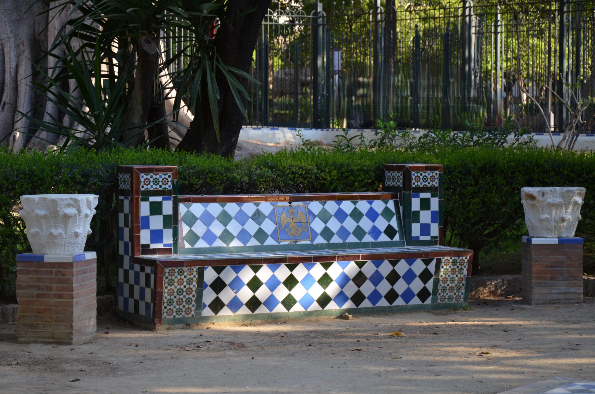 Ławka pokryta ceramicznymi płytkami, typowymi dla Hiszpanii. 